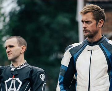 รักมากเท่าไหร่...ก็เจ็บมากเท่านั้น “PILLION คน l ข้าง l หลัง” นี่คือภาพยนตร์ dom-com สุดฟินแห่งปี ที่จะพาคุณโลดแล่นไปกับจินตนาการที่จะกลายเป็นความจริง